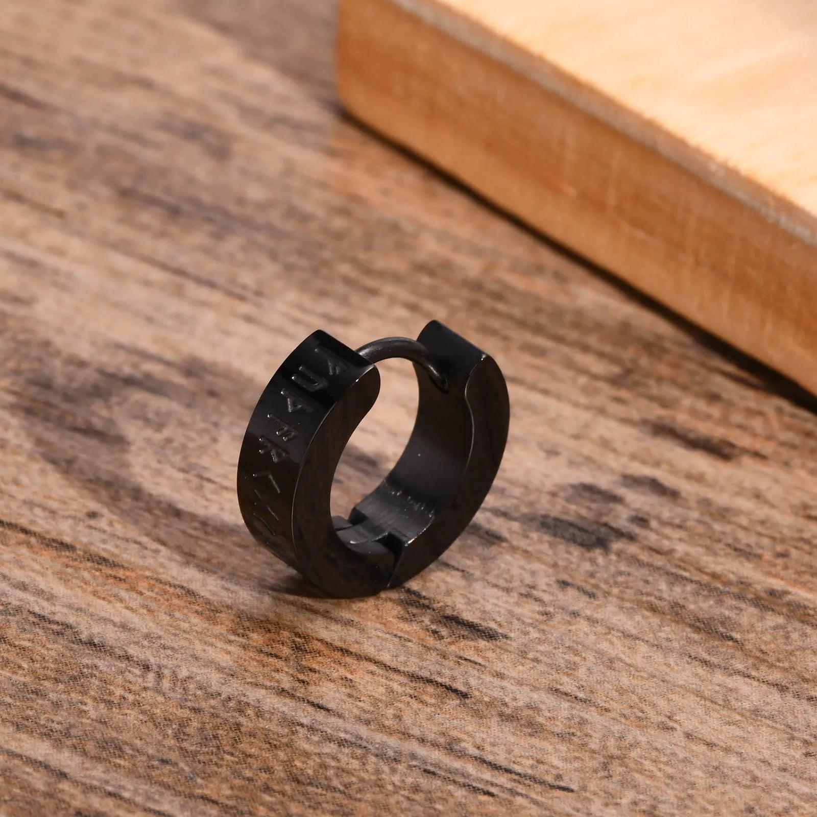 Brinco Runas Masculino em Aço Inoxidável 316L | Luxej ©