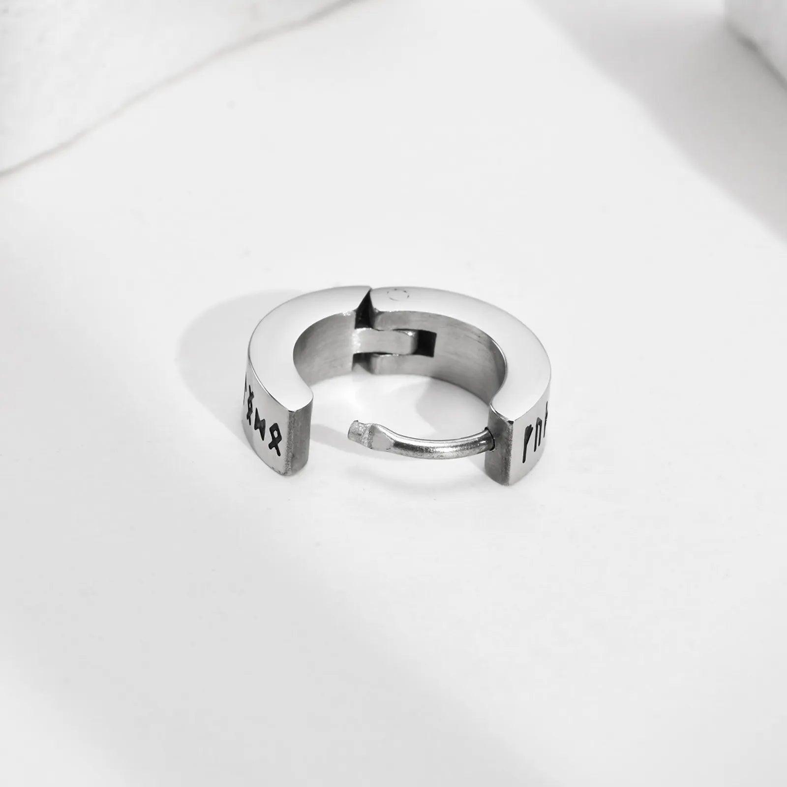 Brinco Runas Masculino em Aço Inoxidável 316L | Luxej ©