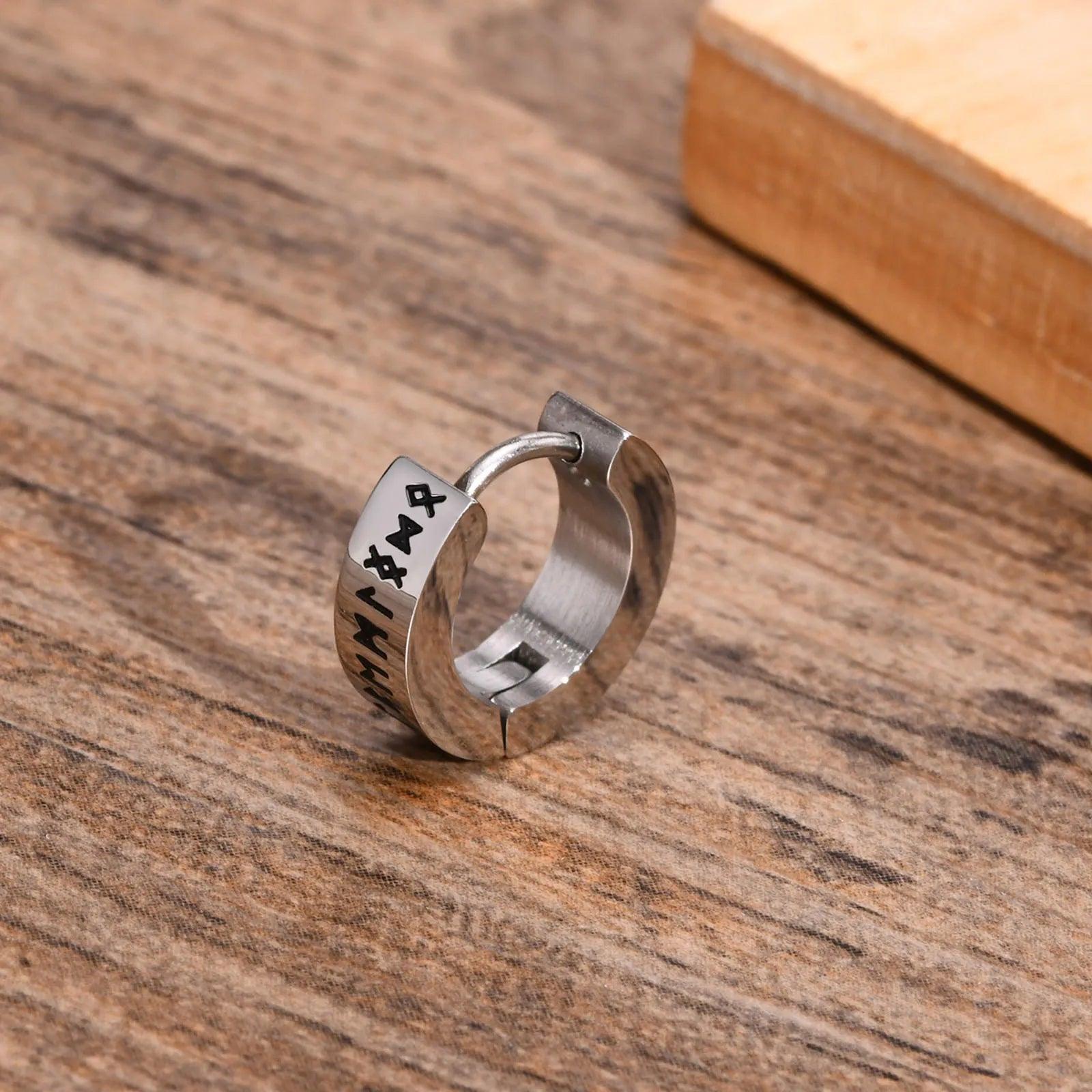 Brinco Runas Masculino em Aço Inoxidável 316L | Luxej ©